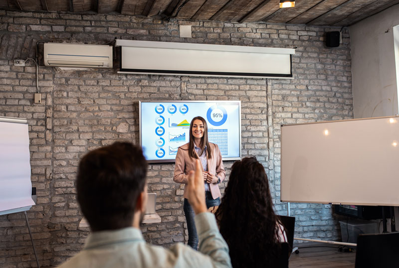 Coach vertel aan groep over sales technieken